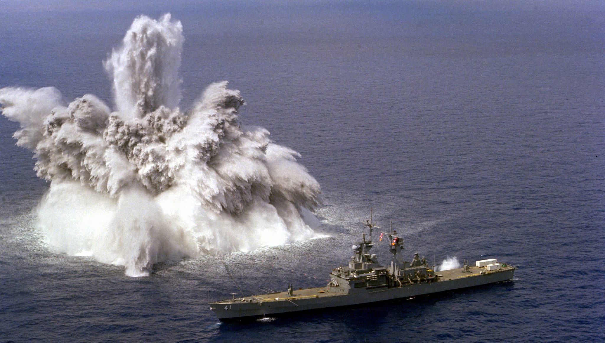 Какой корабль атаковали. USS Arkansas CGN-41. CGN 41 Arkansas. Надводный флот. Надводный взрыв.